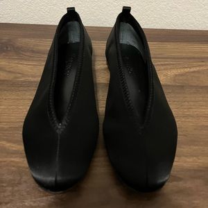 J.W. ANDERSON
SATIN BALLET FLATS